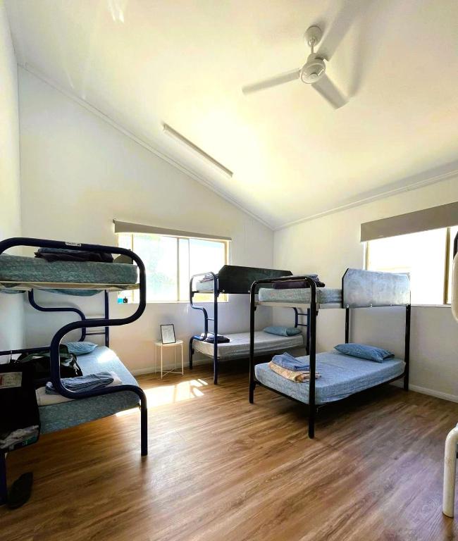 Postel nebo postele na pokoji v ubytování Kalbarri Backpackers Hostel