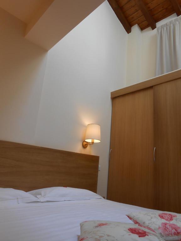 Łóżko lub łóżka w pokoju w obiekcie Hotel Atlantic
