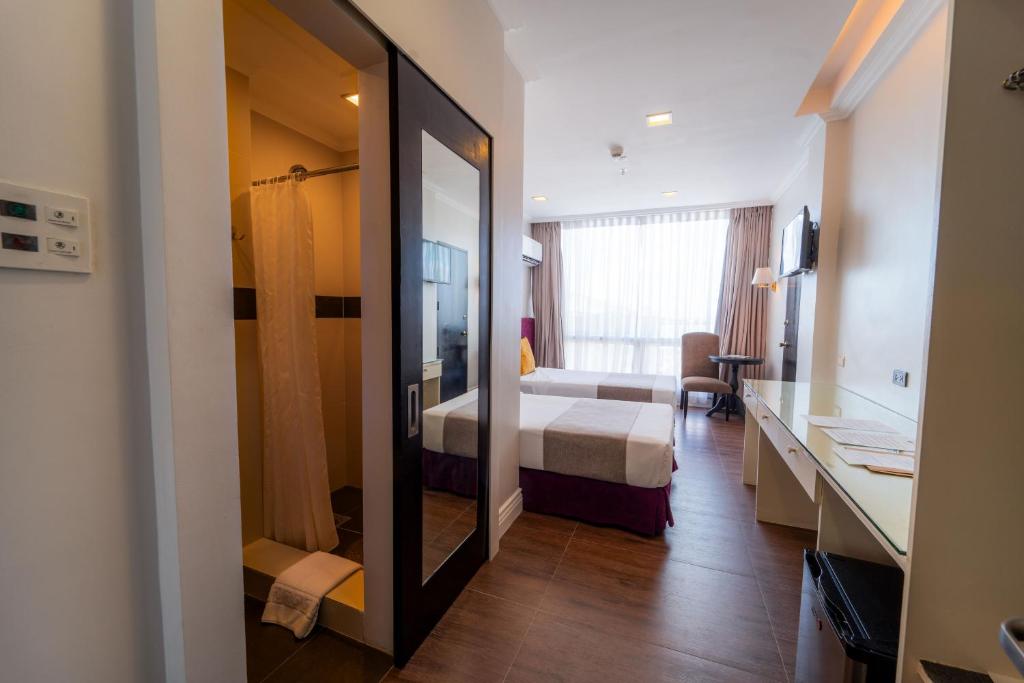 Postel nebo postele na pokoji v ubytování MetroCentre Hotel