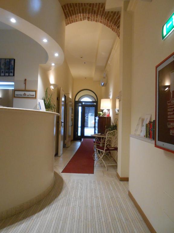 korytarz szpitala z łukiem w obiekcie Hotel Atlantic w Bolonii