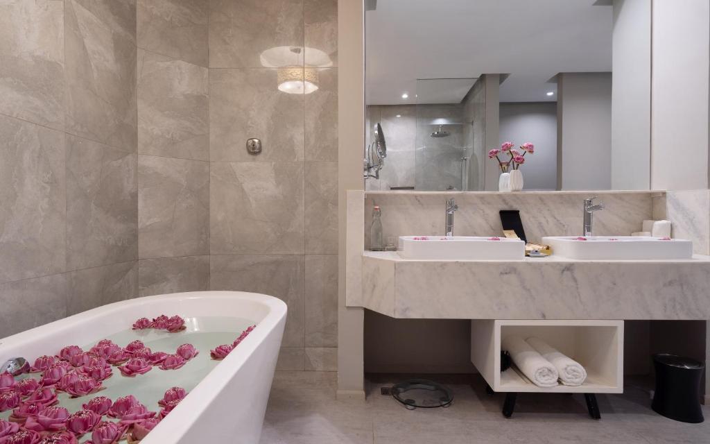 Koupelna v ubytování The Royal Family Suites by Memoire Palace Resort & Spa