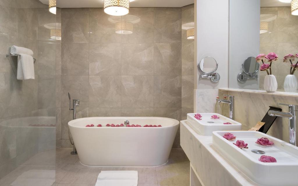 Koupelna v ubytování The Royal Family Suites by Memoire Palace Resort & Spa