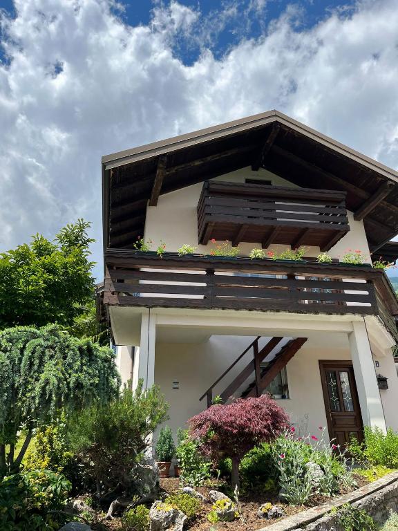 a house with a balcony with flowers on it at Casa Valsugana Lagorai in Roncegno