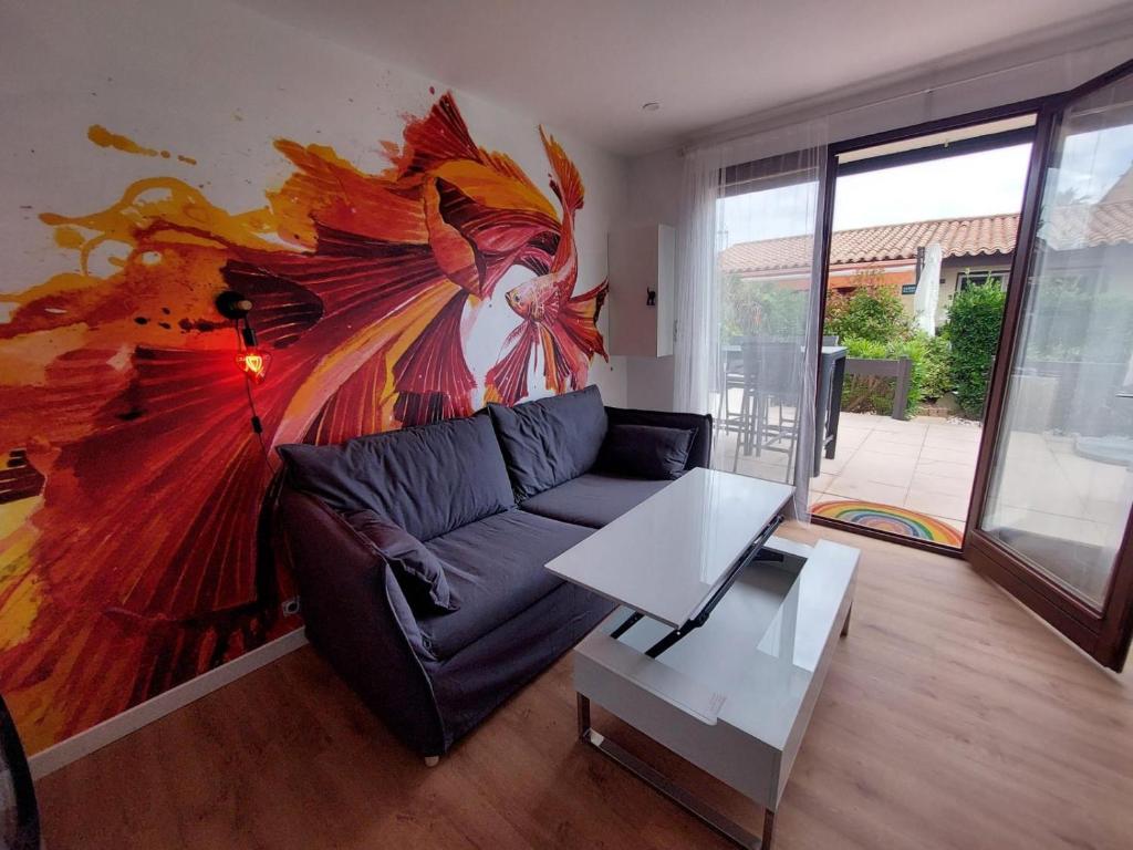 - un salon avec un canapé et un tableau dans l'établissement villa venus 50, au Cap d'Agde