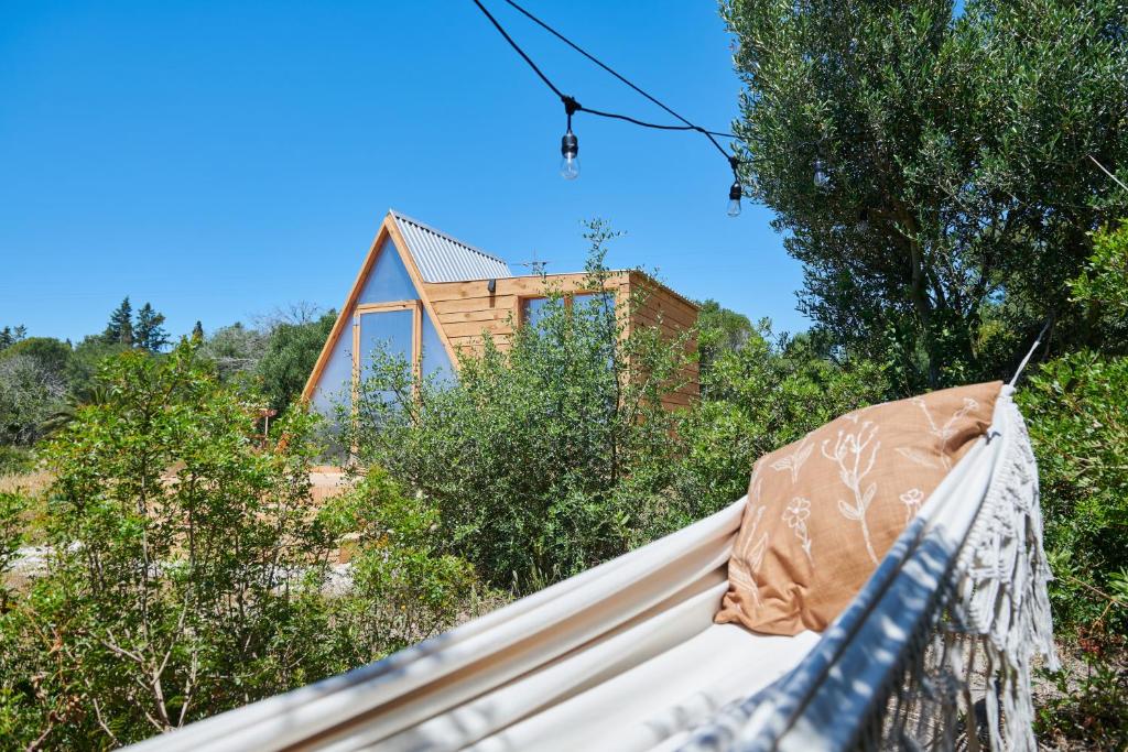 Tranquilo Glamping - 庭の景色を望むバンガロー