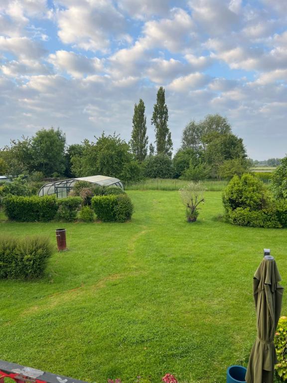 une cour avec un kiosque en arrière-plan dans l'établissement Studio 4 personnes, à Mont-Dol