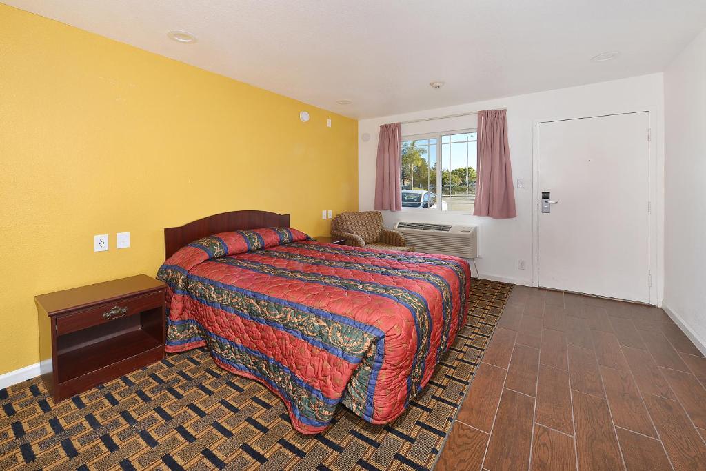 a bedroom with a large bed and a window at Budget Inn Expressway Hub in Rohnert Park