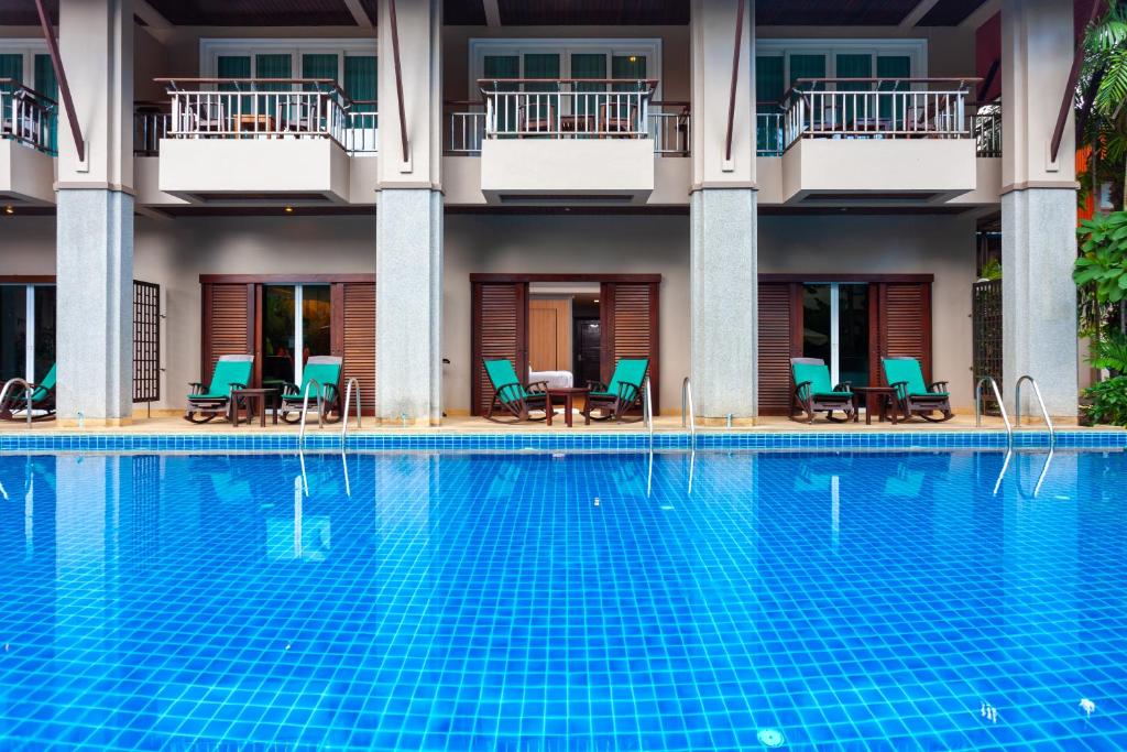 Bazén v ubytování Thanthip Beach Resort Patong nebo v jeho okolí