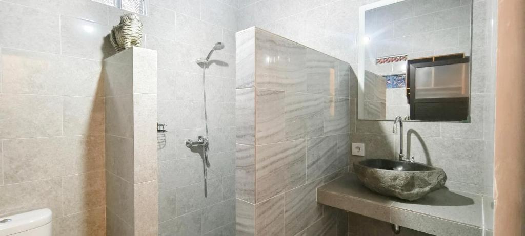 Koupelna v ubytování Mayka House