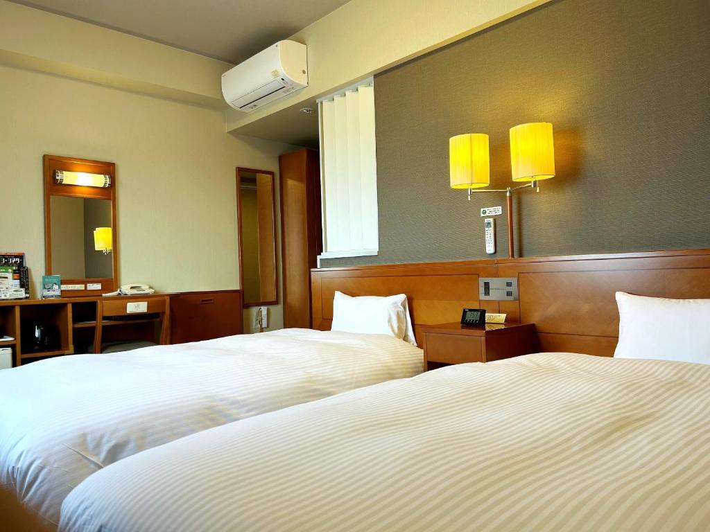 Postel nebo postele na pokoji v ubytování Hotel Route-Inn Chiryu -Kokudou 1 Gou-