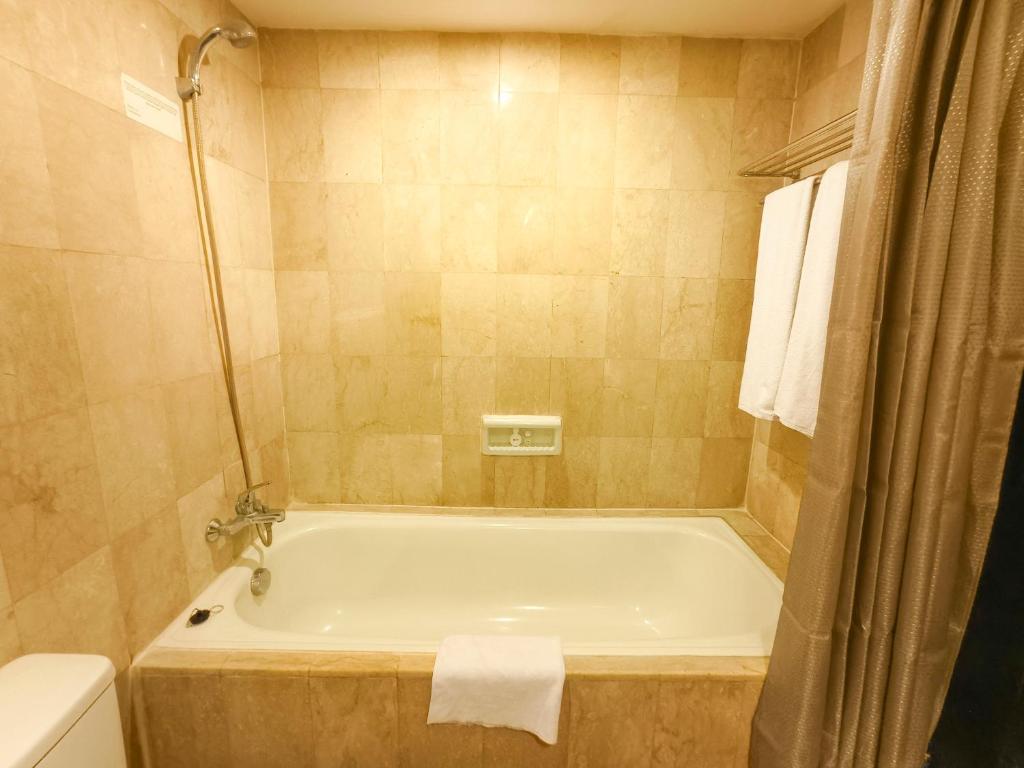 The Tandibayang Hotel & Villas - Superior Double With Bathtub