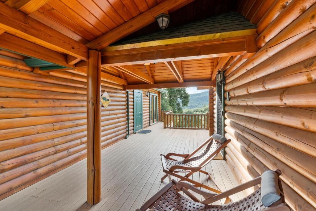 Balkón nebo terasa v ubytování Yosemite Villa - log cabin with spectacular views & stargazing
