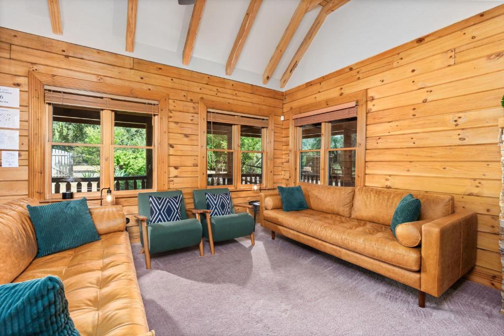 Posezení v ubytování Yosemite Villa - log cabin with spectacular views & stargazing