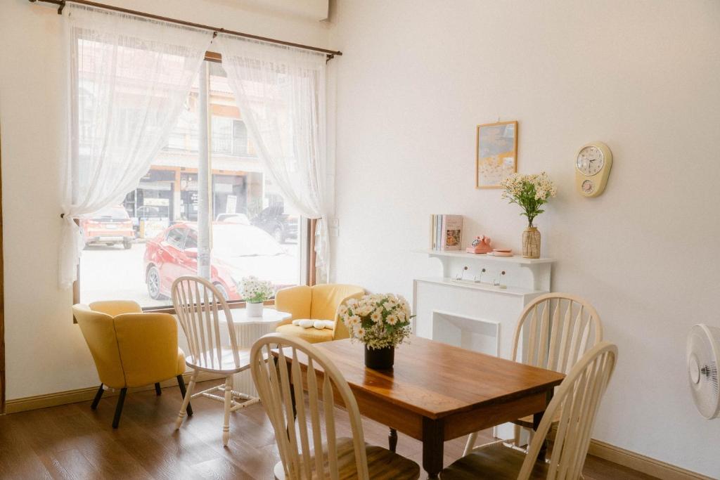 Ban Na ThoDaisy Home&cafe Nan的一间带桌椅的用餐室