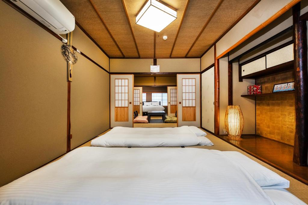 una camera con un grande letto di Shiki Homes SHINJIN - ex-TAIMEI a Kyoto