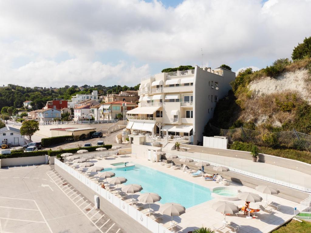 Bazén v ubytování Hotel Scogliera nebo v jeho okolí