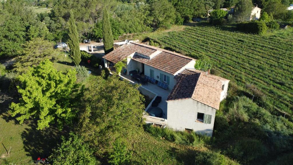 eine Luftansicht eines Hauses auf einem Weinberg in der Unterkunft Chambre d'hôtes en Provence, au pied du Luberon "Les Coquelicots" in La Tour-dʼAigues