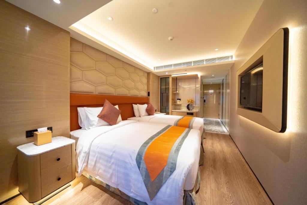 Postel nebo postele na pokoji v ubytování Hotel Golden Dragon