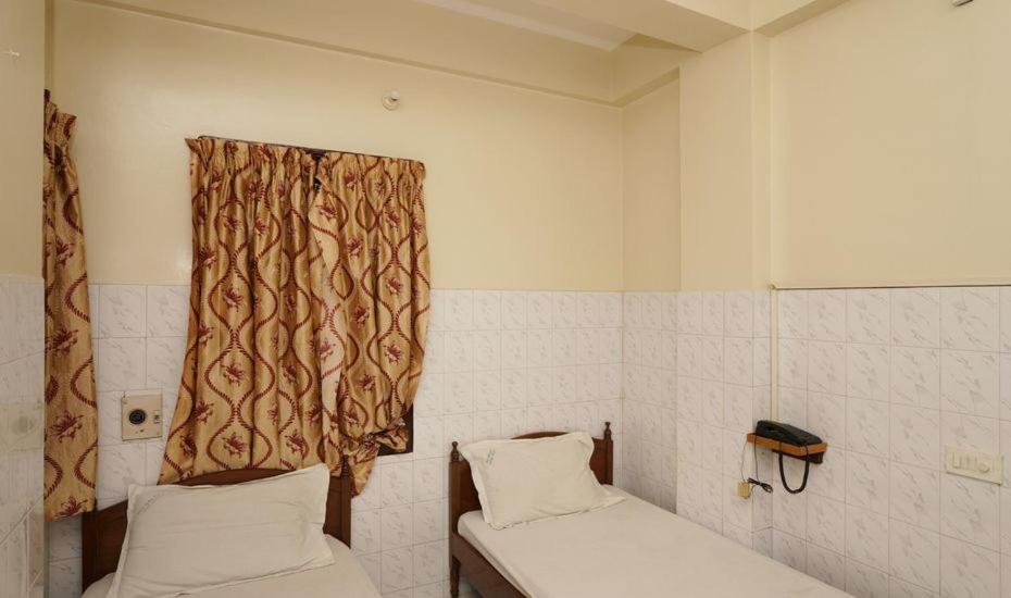 Postel nebo postele na pokoji v ubytování Thangam balaji Guest House -Near US Consulate