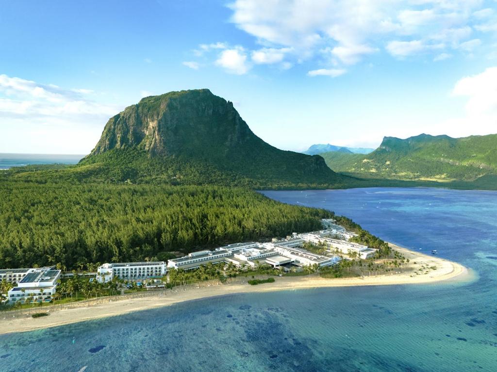 eine Luftansicht eines Resorts auf einer Insel im Meer in der Unterkunft Riu Turquoise - All Inclusive in Le Morne