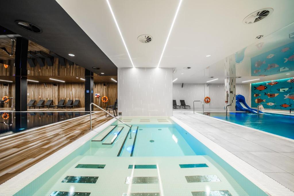 Bazén v ubytování Elements Apartments nebo v jeho okolí