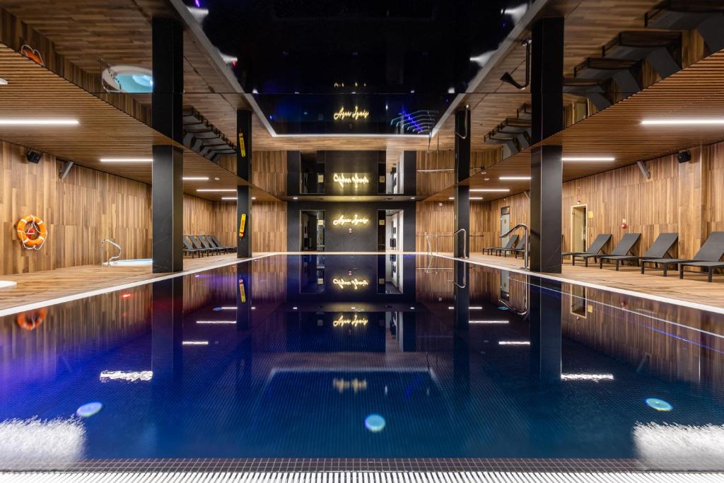 Bazén v ubytování Elements Apartments nebo v jeho okolí
