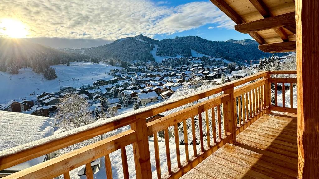 desde el balcón de una ciudad en la nieve en NOUVEAU ! Chalet Casa Di Più - LES GETS - VUE EXCEPTIONNELLE - 10 Personnes - BAIN NORDIQUE, en Les Gets