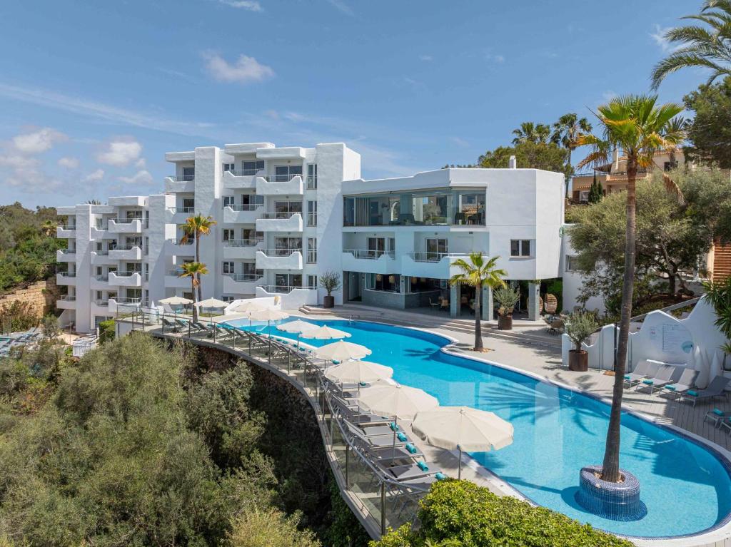 una imagen de un complejo con piscina en MarSenses Natura Olea Hotel en Cala D'Or