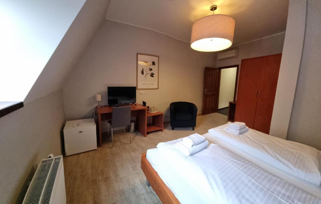 TV a/nebo společenská místnost v ubytování neVINNÉ Apartmány