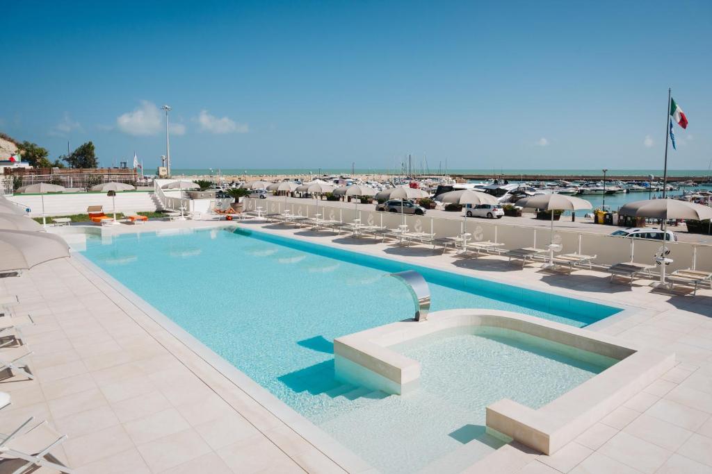 Bazén v ubytování Hotel Scogliera nebo v jeho okolí