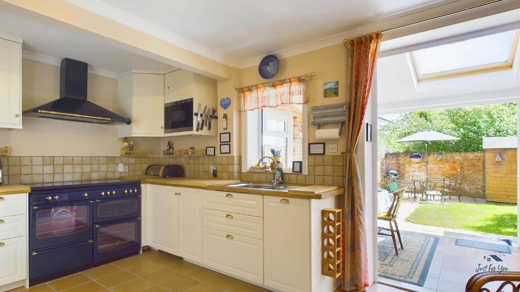 Kuchyň nebo kuchyňský kout v ubytování Anchor Down Cottage the perfect seaside retreat sleeps 4 beach 2 mins