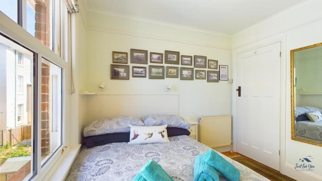 Postel nebo postele na pokoji v ubytování Anchor Down Cottage the perfect seaside retreat sleeps 4 beach 2 mins