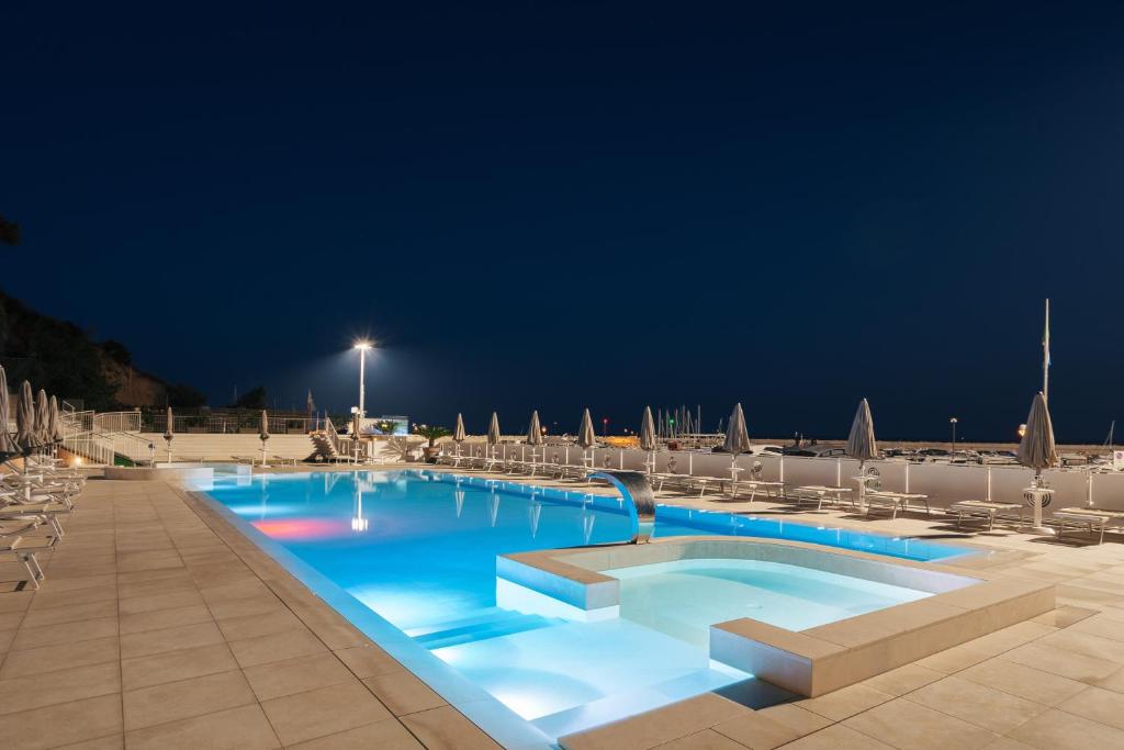 Bazén v ubytování Hotel Scogliera nebo v jeho okolí