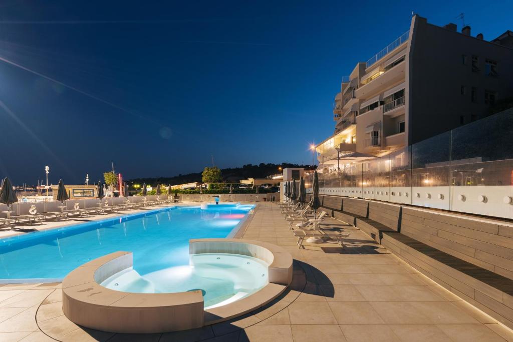Bazén v ubytování Hotel Scogliera nebo v jeho okolí