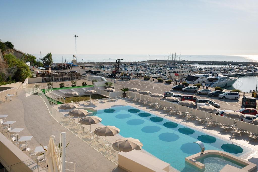 Bazén v ubytování Hotel Scogliera nebo v jeho okolí