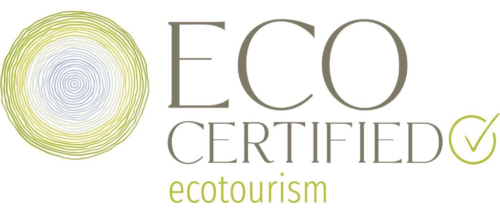 ilustracja nowego logo certyfikowanego ekotorena eq w obiekcie Deluxe King Safari Tent 2 Eco Certified Tourism Resort w mieście Nelly Bay