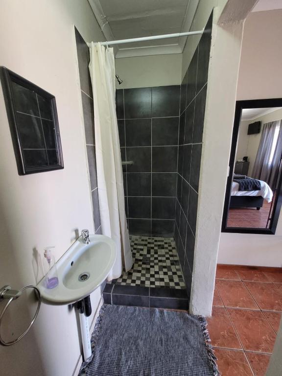 29B Zebra Street - InHimwe Guesthouse - Double Or Twin Room