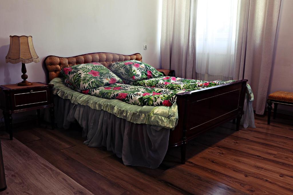 Postel nebo postele na pokoji v ubytování Hotel Dworek