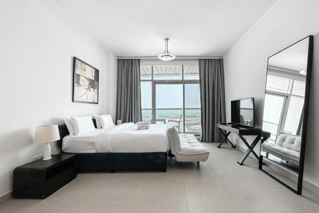 ドバイにあるStoneTree - Furnished Studio - Amazing Viewの海の景色を望むベッドルーム1室(大型ベッド1台付)が備わります。