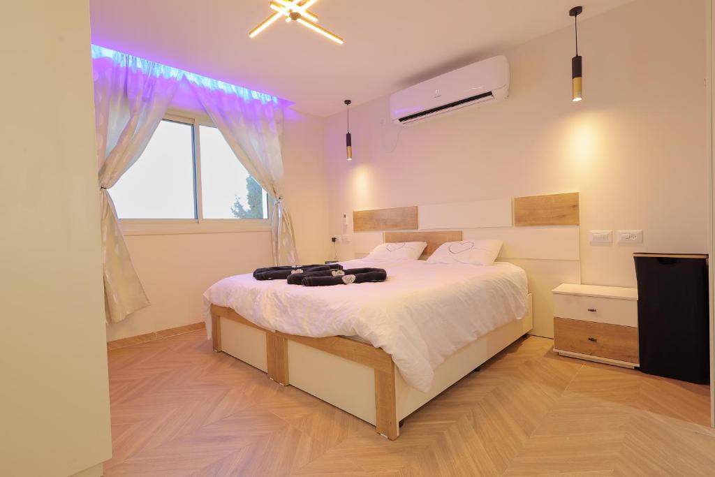 Letto o letti in una camera di אחוזת דולב-הצימר