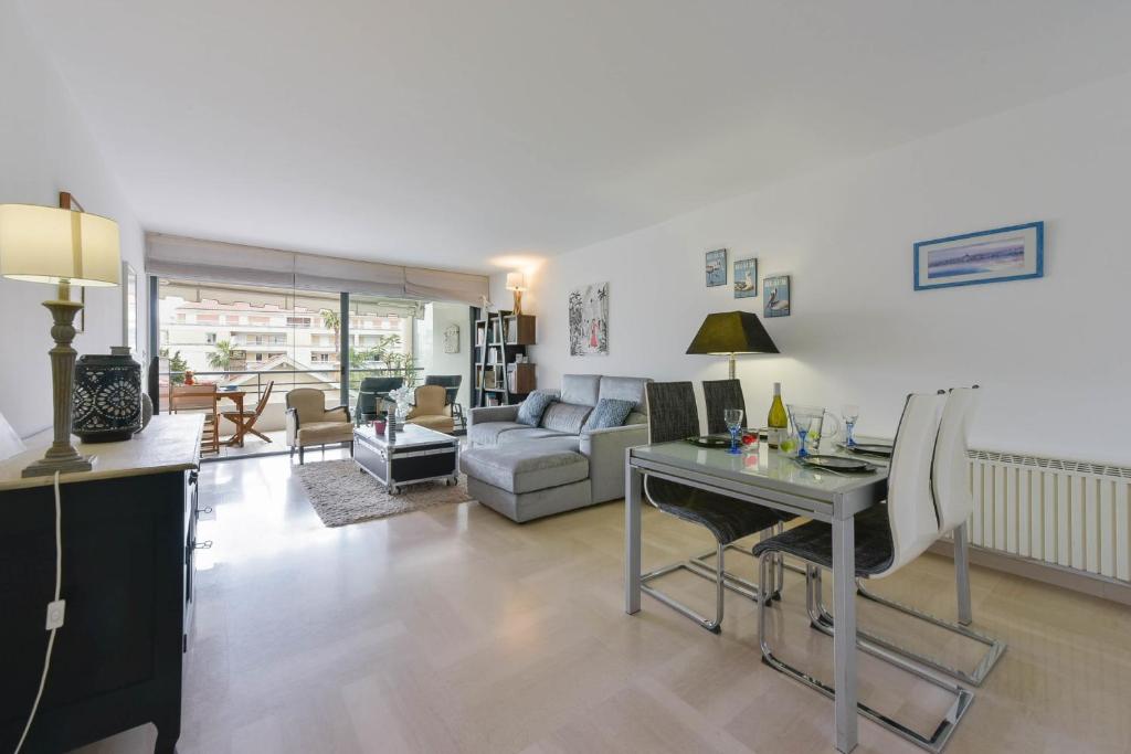 un salon avec un bureau et un canapé dans l'établissement 2-Br quiet location near the beach, à Cannes