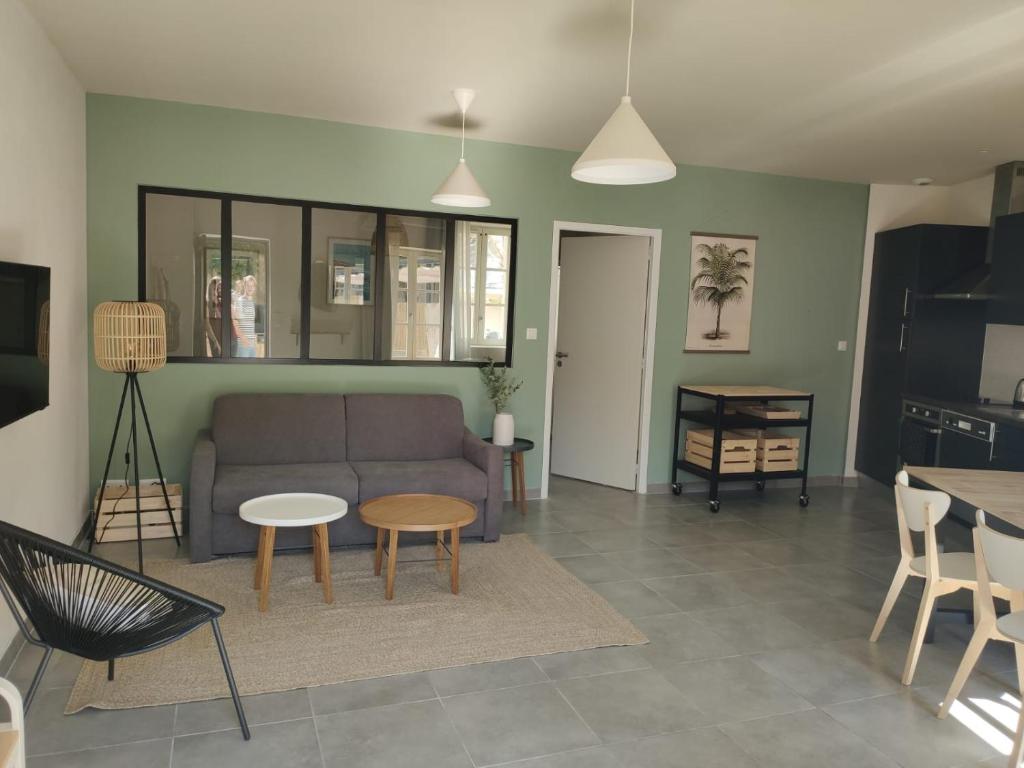 un salon avec un canapé et une table dans l'établissement T2 Charme, intramuros, quartier des Teinturiers, à Avignon