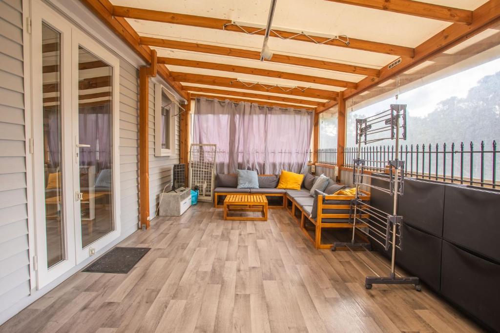 un soggiorno con divano su un balcone di Mobil home avec une vue sublime a Le Muy