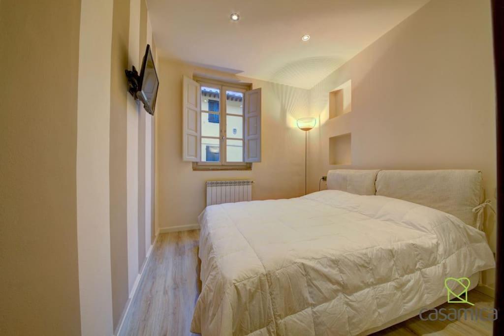 Postel nebo postele na pokoji v ubytování Golden Lily Lucca- Centro Storico