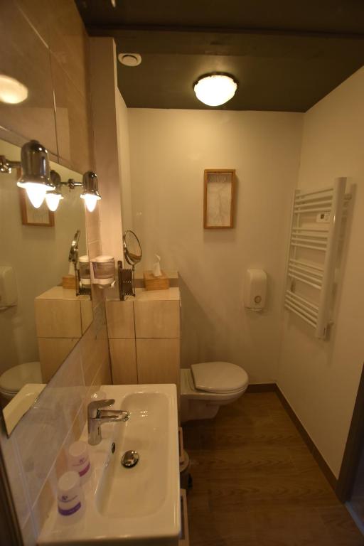 Koupelna v ubytování Hôtel Le Bayeux