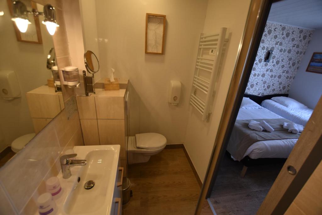 Koupelna v ubytování Hôtel Le Bayeux