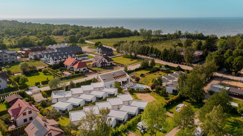 una vista aérea de un pueblo con casas y el océano en Ośrodek Wczasowy Boski Raj, en Sianożęty