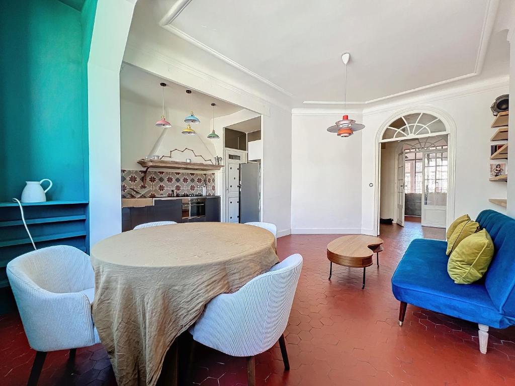 une cuisine et un salon avec une table et des chaises dans l'établissement Loft au cœur de Marseille - Spacieux & Unique - Les Frères de la Loc', à Marseille