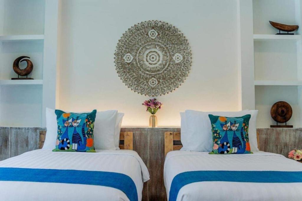 Un pat sau paturi într-o cameră la LOVE beach club Koh Samui
