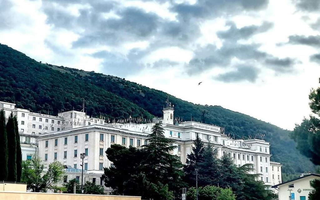 Nespecifikovaný výhled na hory nebo výhled na hory při pohledu z penzionu